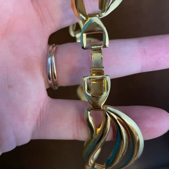 Gold Wreath Ornate Statement Necklace - Picture 6 of 9